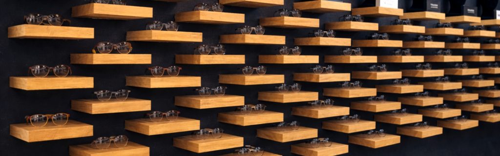Mur de lunettes de vue dans la boutique L’Habilleur de Regard opticien à Pechbonnieu